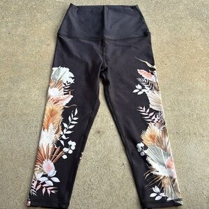 🇨🇦Exclusive by Silver Icing cropped floral leggings.